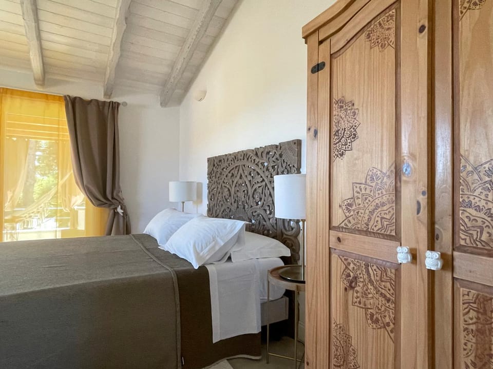 Bed, Photo of the whole room, Decorative detail, Bedroom, furniture, wardrobe