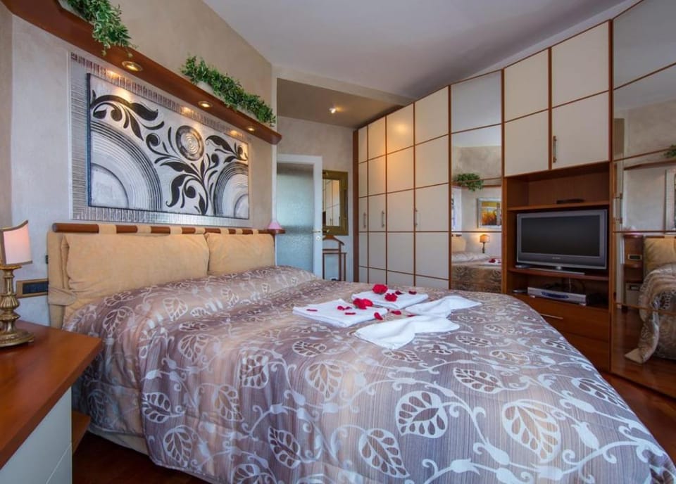 Bed, TV and multimedia, Bedroom