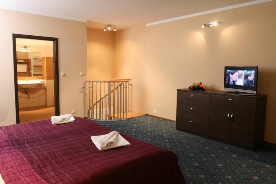 Bed, TV and multimedia, Photo of the whole room, Bedroom, towels
