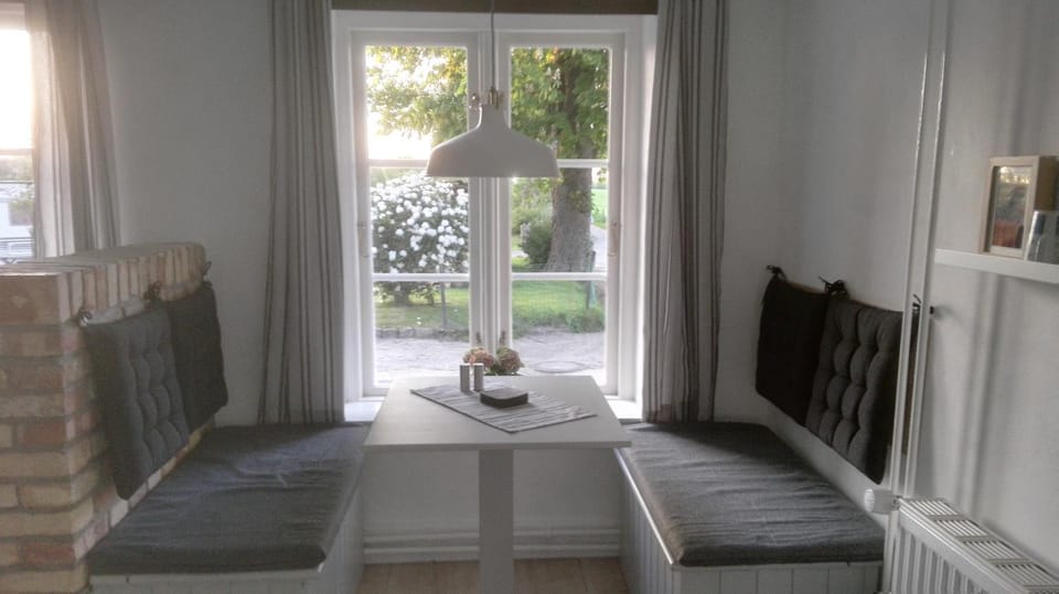 Seating area, Dining area