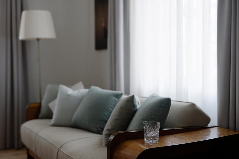 Photo of the whole room, Decorative detail