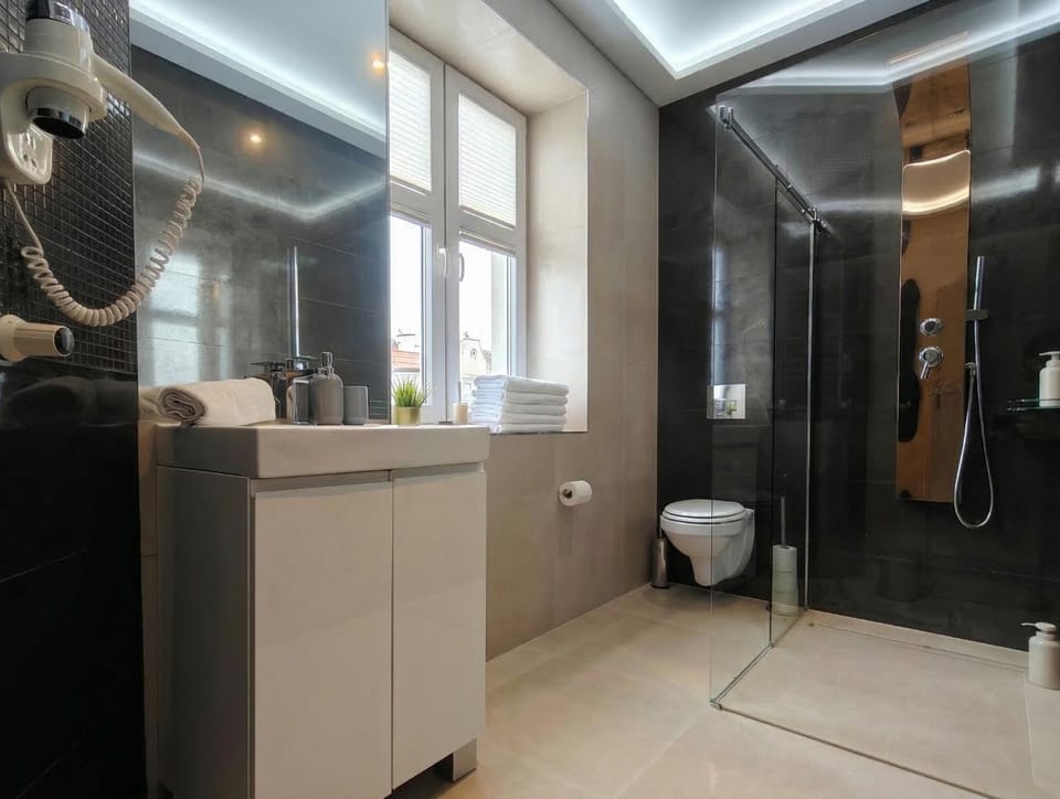 Shower, Toilet, Bathroom, towels