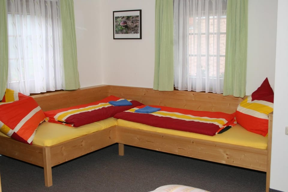 Photo of the whole room, Decorative detail