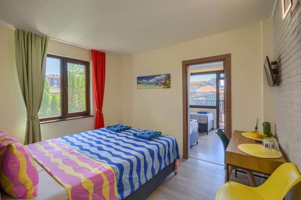 Bed, TV and multimedia, Photo of the whole room, Bedroom