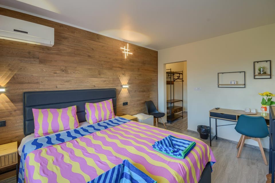 Photo of the whole room, Seating area, Bedroom, towels, air conditioner