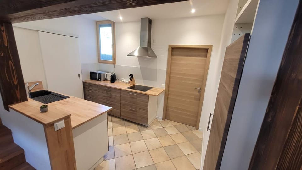 Coffee/tea facilities, Kitchen or kitchenette, oven, stove, toaster