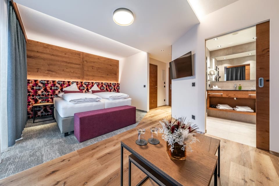 Bed, TV and multimedia, Living room, Photo of the whole room, Seating area, Bedroom, towels