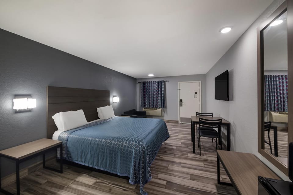 Bed, Photo of the whole room, Seating area, Bedroom, hair dresser