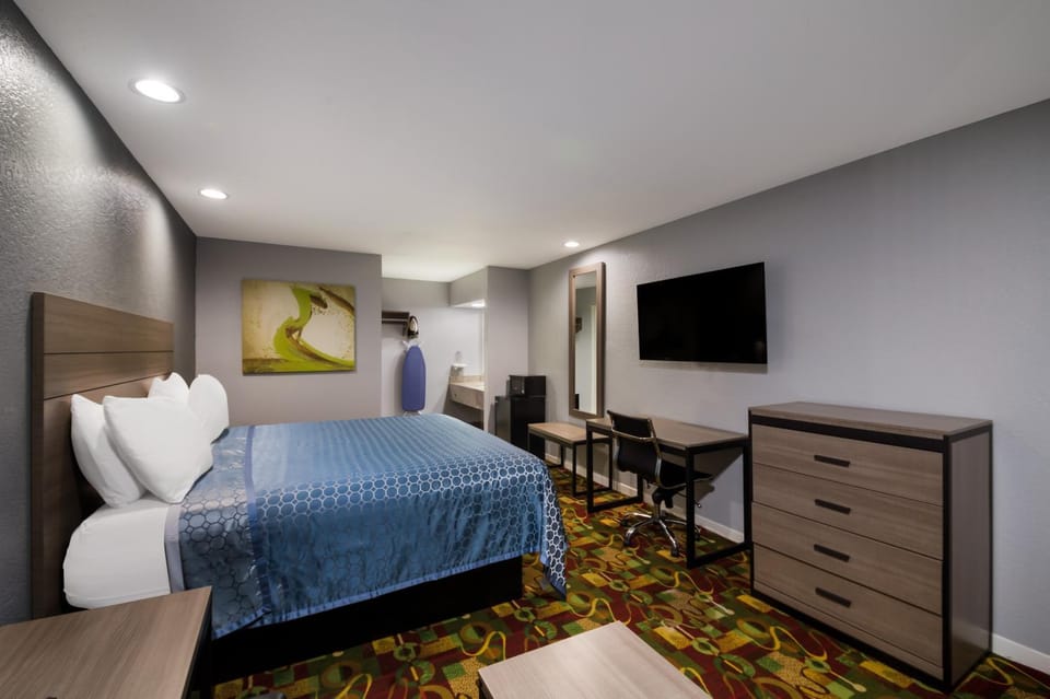 Bed, TV and multimedia, Photo of the whole room, Bedroom, hair dresser