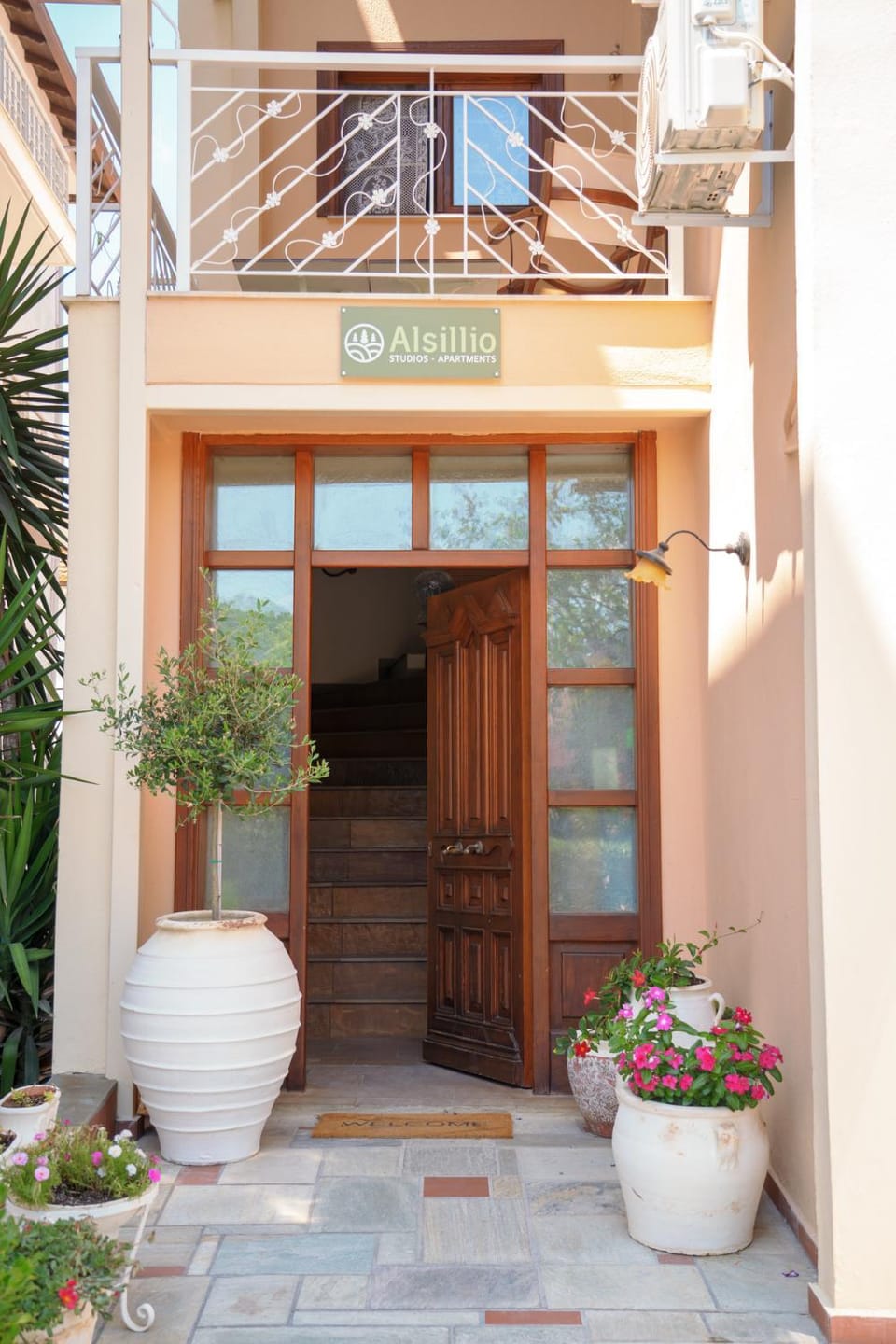 Facade/entrance