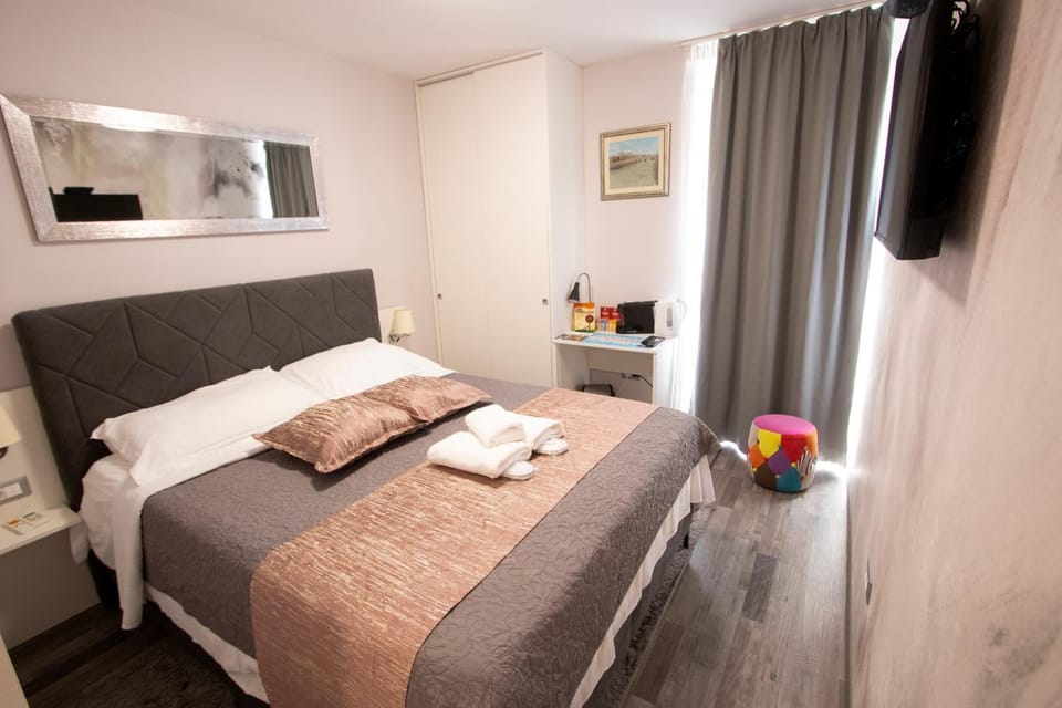 Bed, TV and multimedia, Photo of the whole room, towels