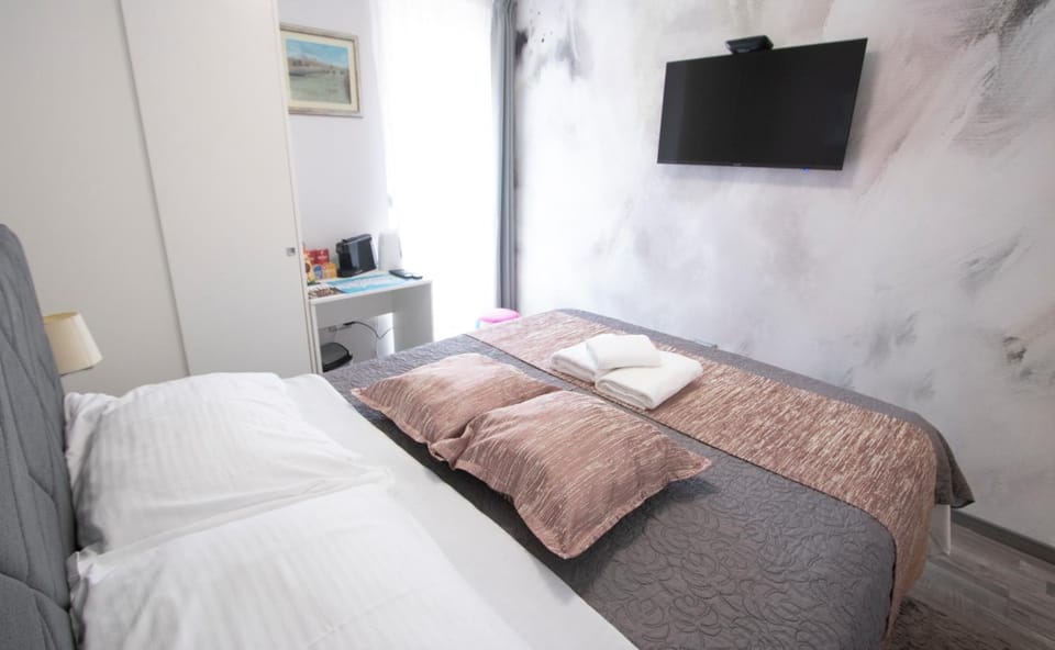 Bed, TV and multimedia, Photo of the whole room, towels