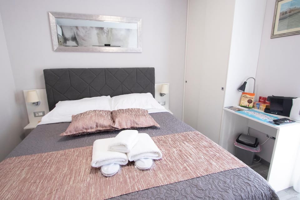 Bed, Photo of the whole room, hair dresser, towels