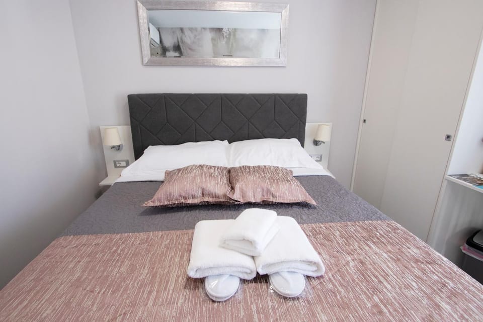 Bed, Photo of the whole room, towels