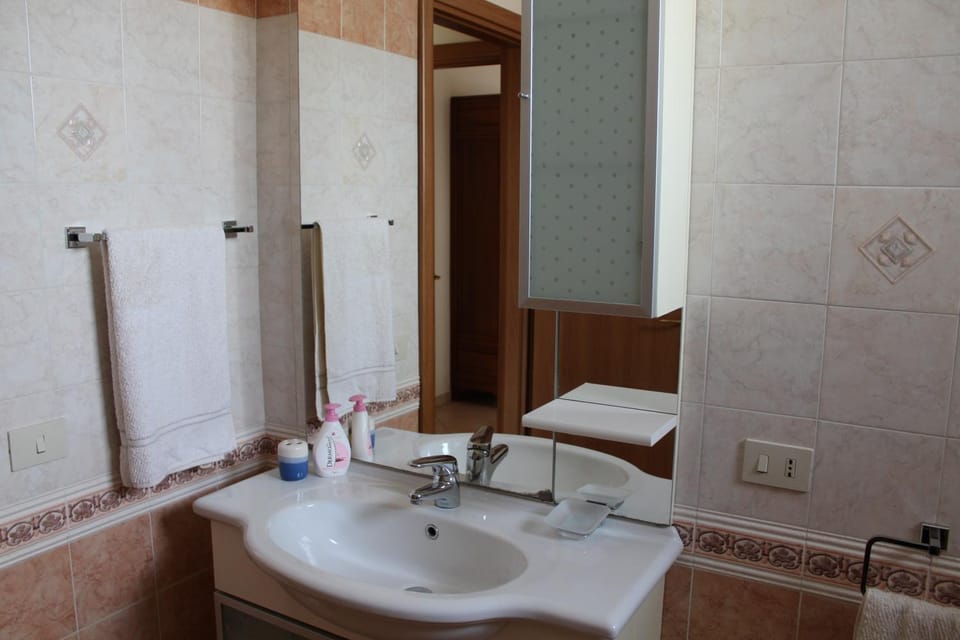 Bathroom, towels