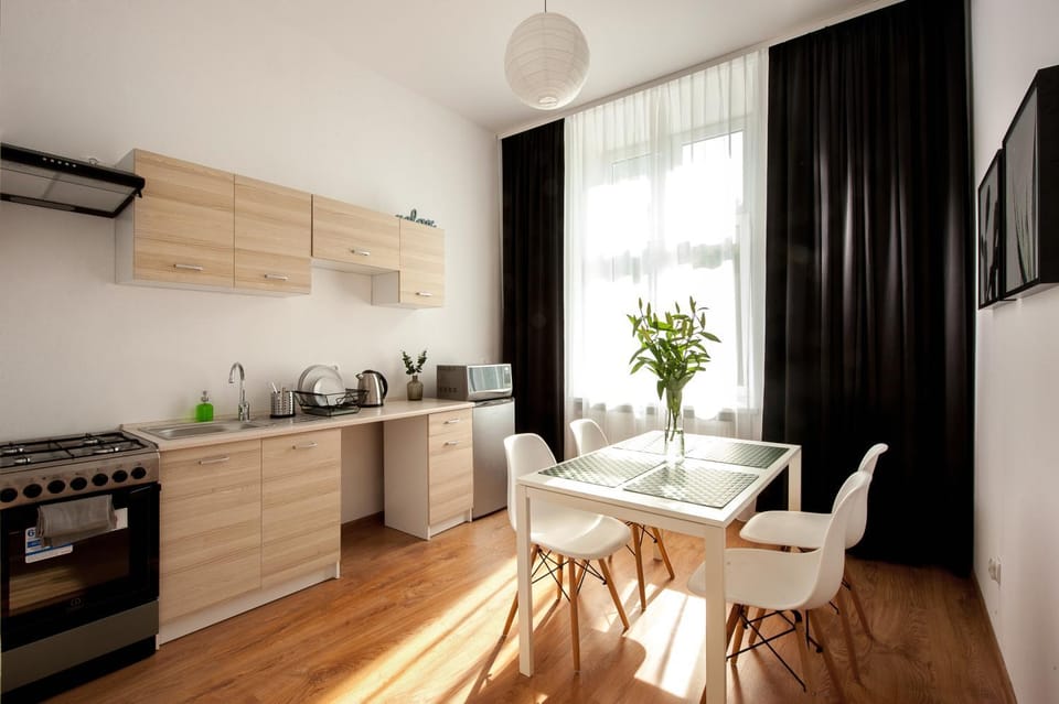 Coffee/tea facilities, Kitchen or kitchenette, Seating area, Dining area, Family