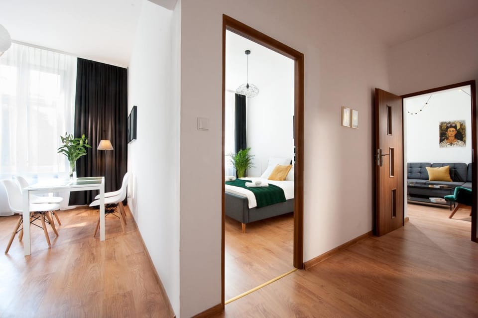 Bed, Coffee/tea facilities, Kitchen or kitchenette, Living room, Seating area, Dining area, Bedroom, Family, Family, Inner courtyard view