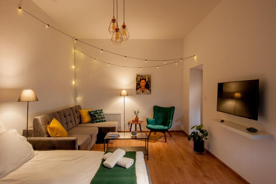 Bed, TV and multimedia, Living room, Photo of the whole room, Decorative detail, Decorative detail, Seating area, Family