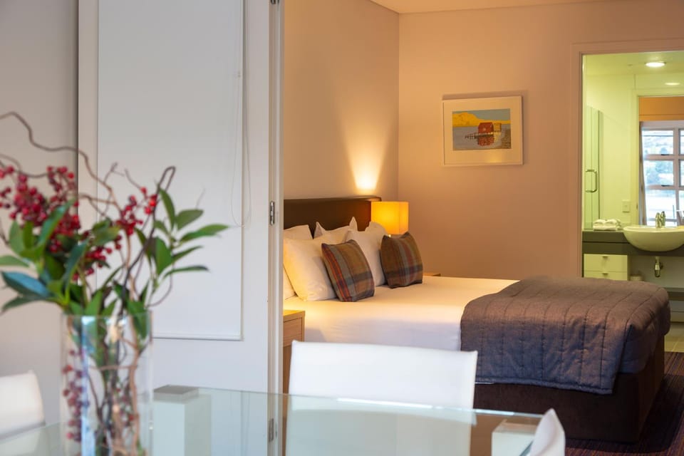Bed, Dining area, Bedroom