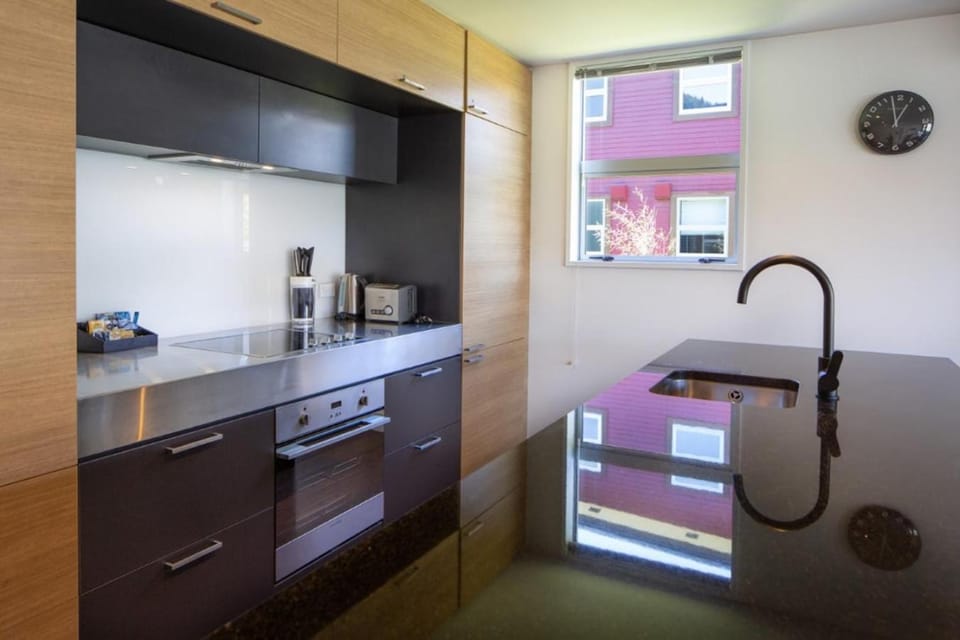 Coffee/tea facilities, Kitchen or kitchenette, oven, stove, toaster, kitchen