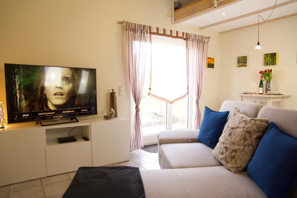 Neighbourhood, Natural landscape, TV and multimedia, Balcony/Terrace, Living room, Photo of the whole room, Decorative detail, Seating area, Dining area, Garden view