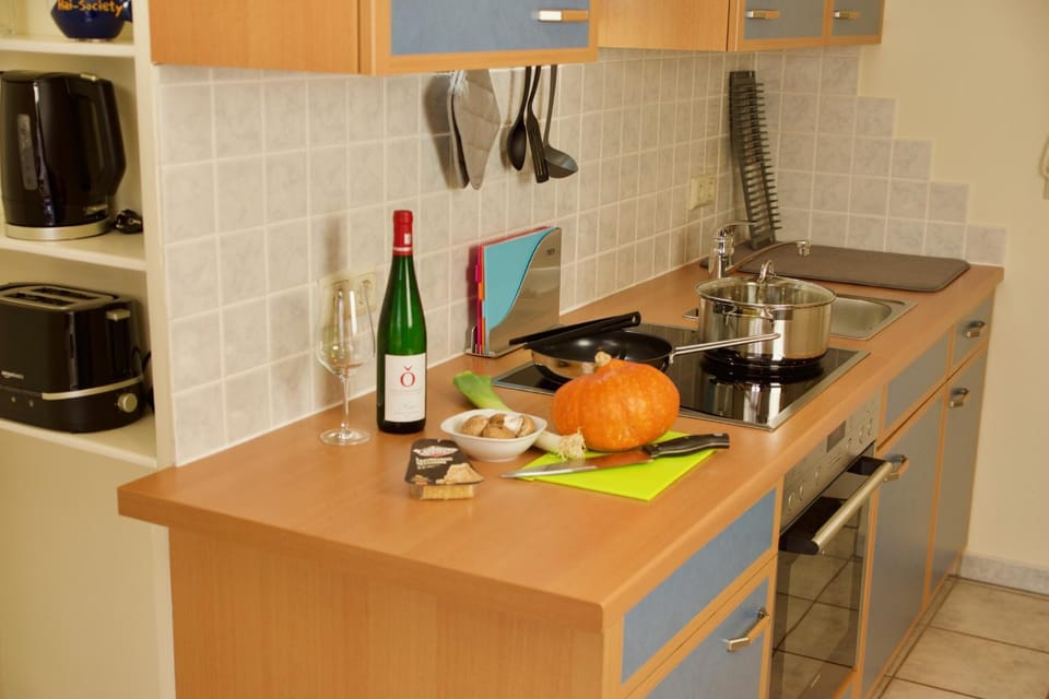 Coffee/tea facilities, Kitchen or kitchenette, Photo of the whole room, Decorative detail