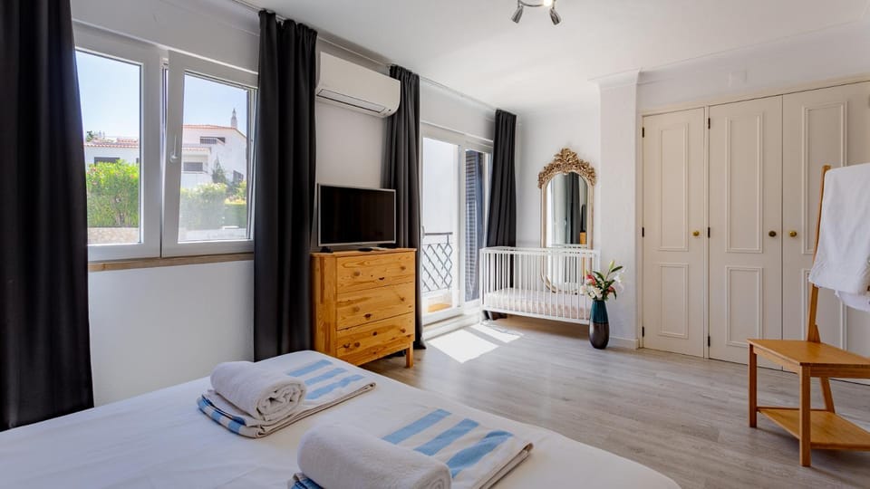Bed, TV and multimedia, Balcony/Terrace, Bedroom, cot