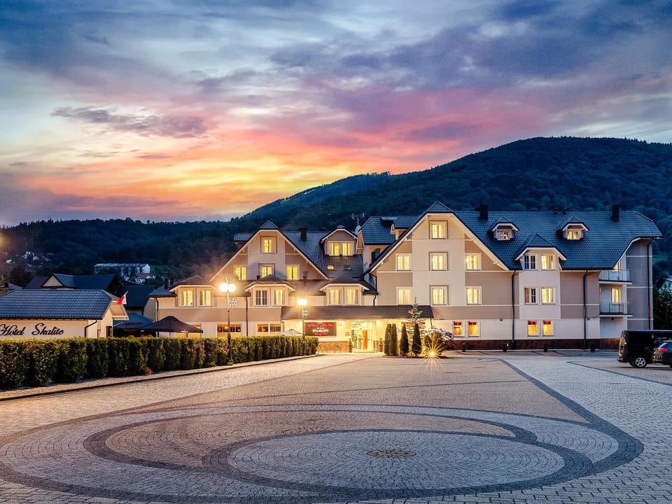 Property building, Facade/entrance, Neighbourhood, Floor plan, On site, Sunrise, Sunset
