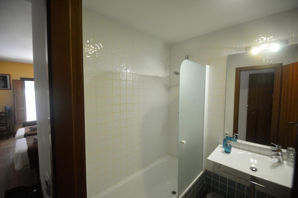 Shower, Bathroom, Bath, bidet, hair dryier, heating, towels, air conditioner