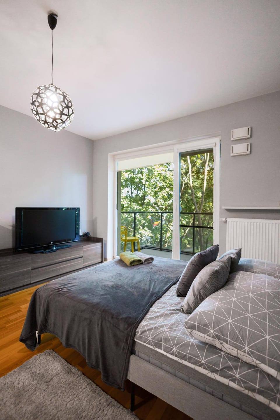 Bed, TV and multimedia, Photo of the whole room, Bedroom