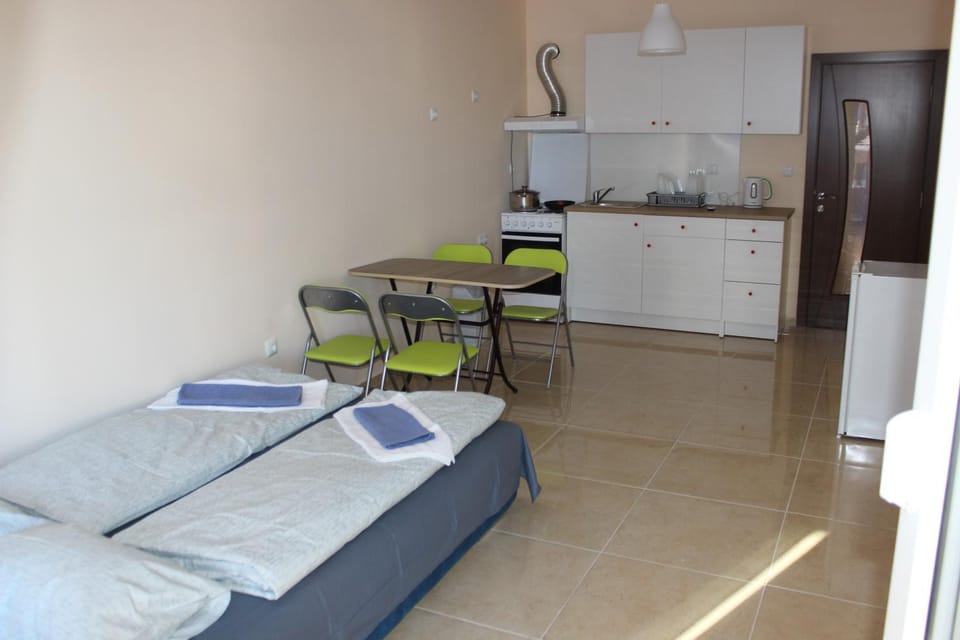 Kitchen or kitchenette, Dining area, Bedroom