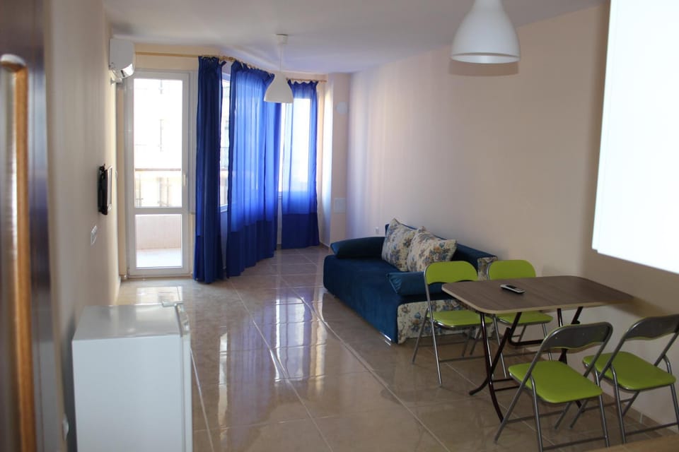 Kitchen or kitchenette, Dining area, Bedroom