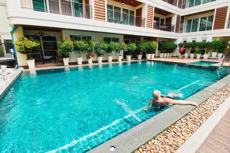 Guests, Swimming pool