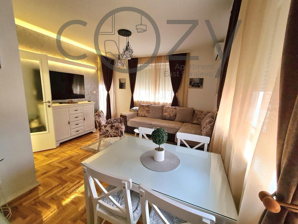TV and multimedia, Living room, Seating area, Dining area