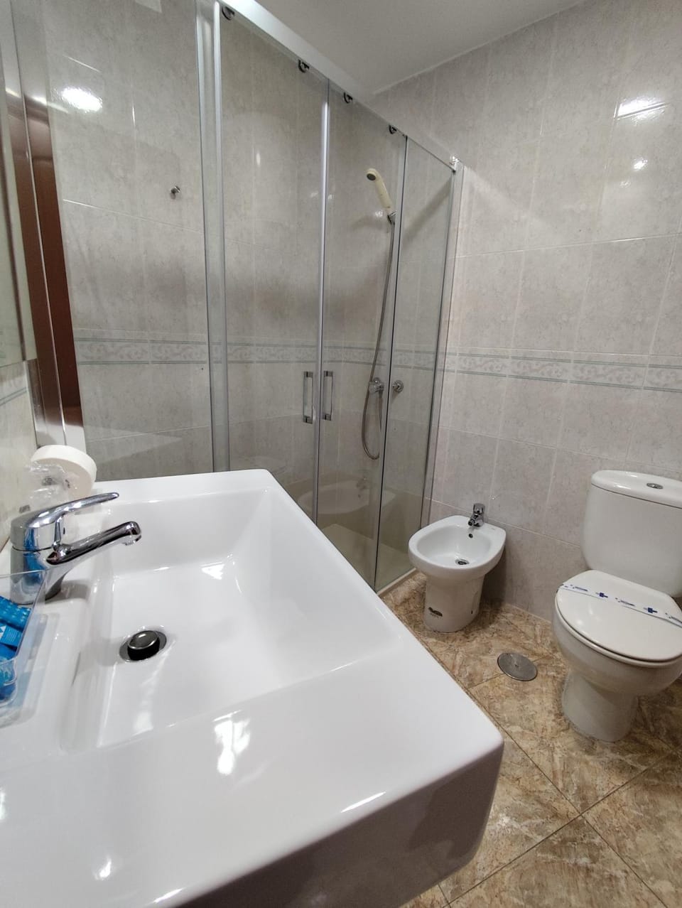 Shower, Toilet