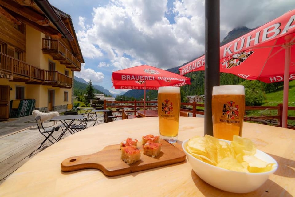 Restaurant/places to eat, Balcony/Terrace