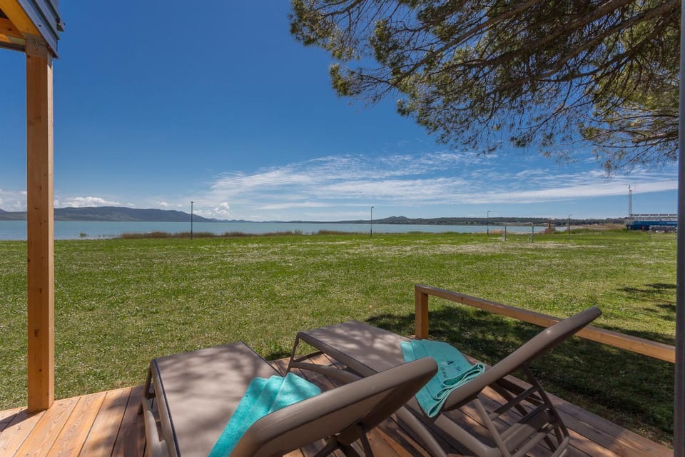 Balcony/Terrace, Seating area, Lake view, Mountain view