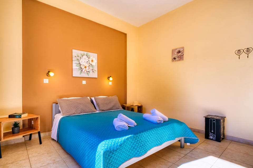 Bed, Decorative detail, Bedroom, towels