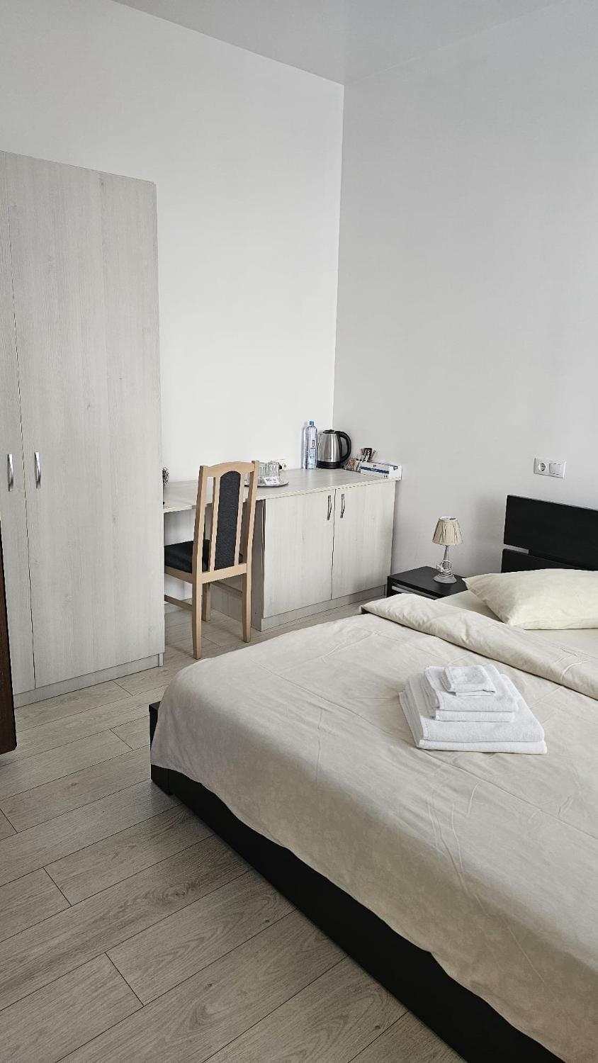 Bed, Kitchen or kitchenette, Photo of the whole room, Bedroom, wardrobe