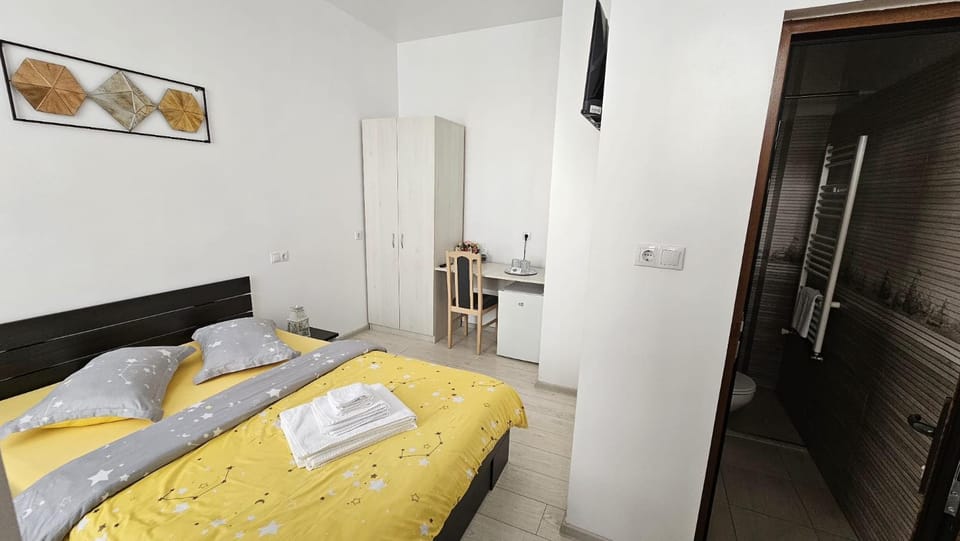 Bed, Photo of the whole room, Bedroom, wardrobe