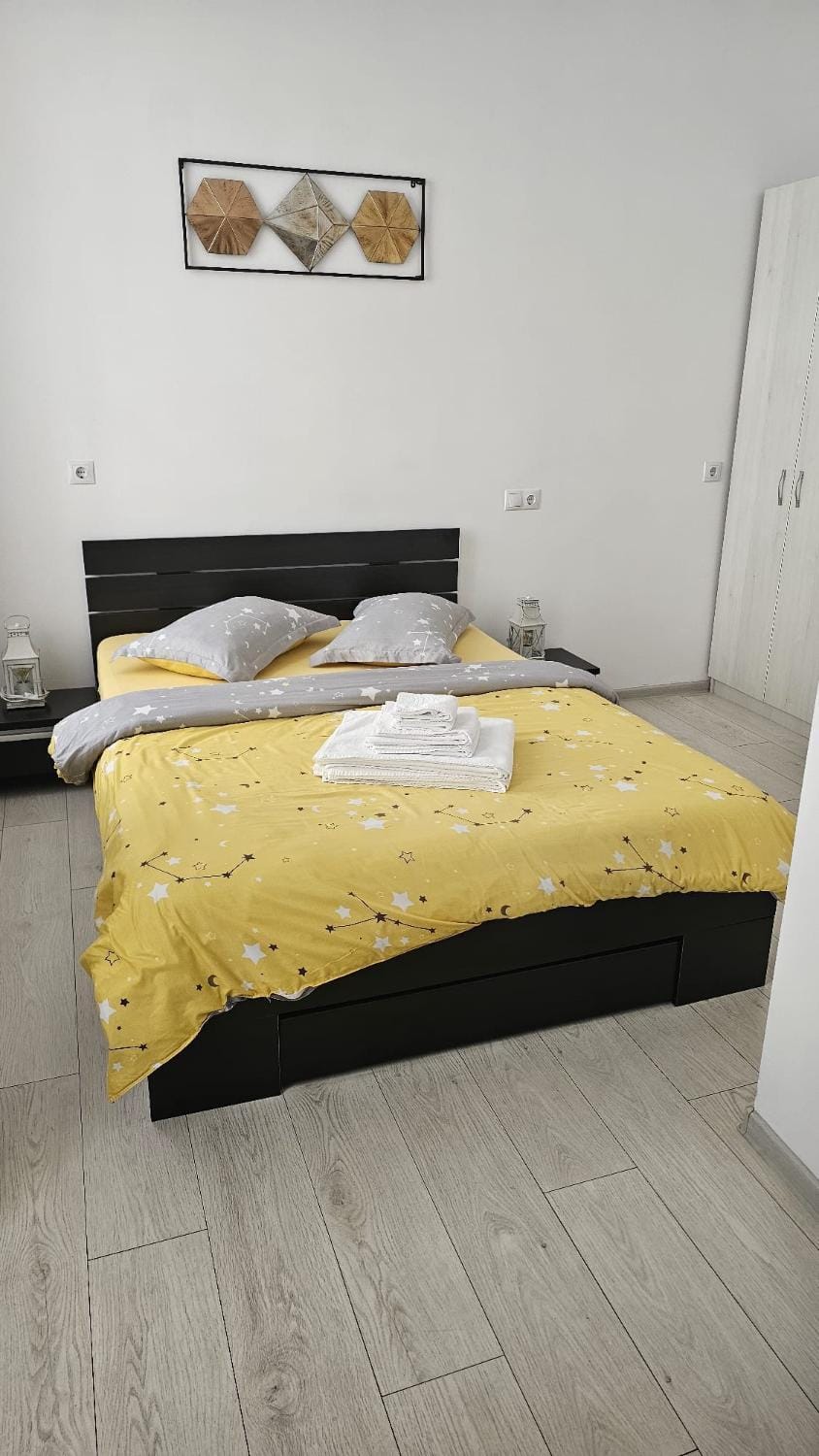 Bed, Photo of the whole room, Bedroom, towels