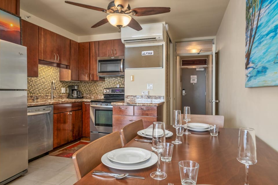 Kitchen or kitchenette, Dining area