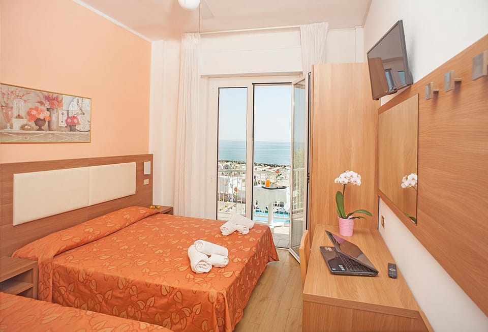 Photo of the whole room, Sea view