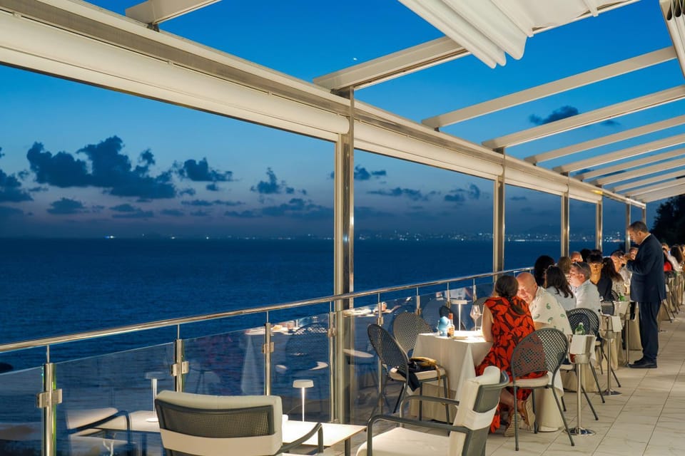 Restaurant/places to eat, Lounge or bar