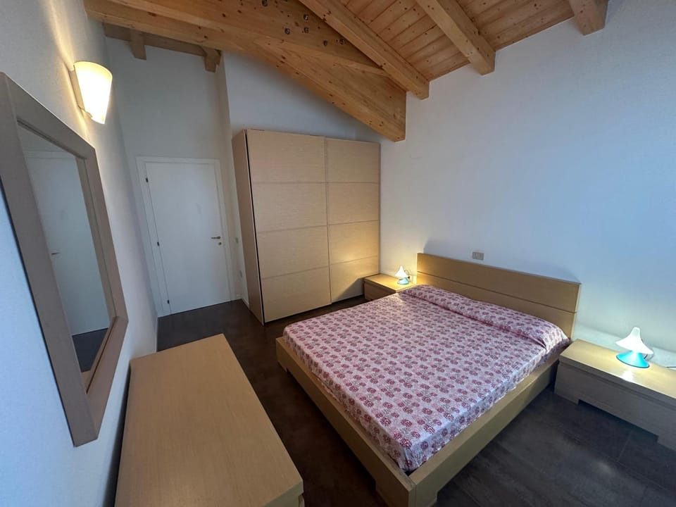 Photo of the whole room, Bedroom, wardrobe