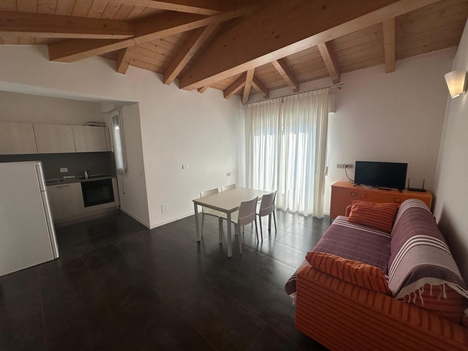 TV and multimedia, Kitchen or kitchenette, Living room, Dining area, microwave, oven