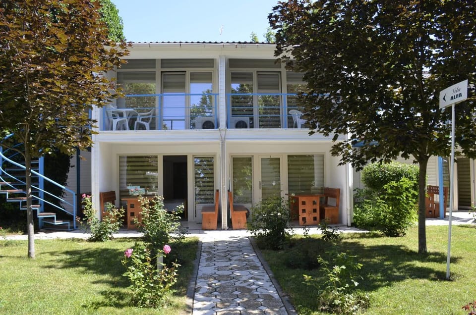 Property building, Facade/entrance, Day, Garden, Garden view