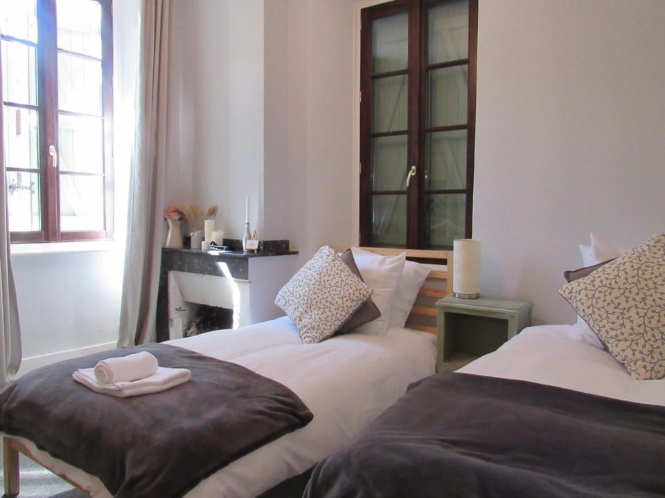 Bedroom, Mountain view, River view, Street view
