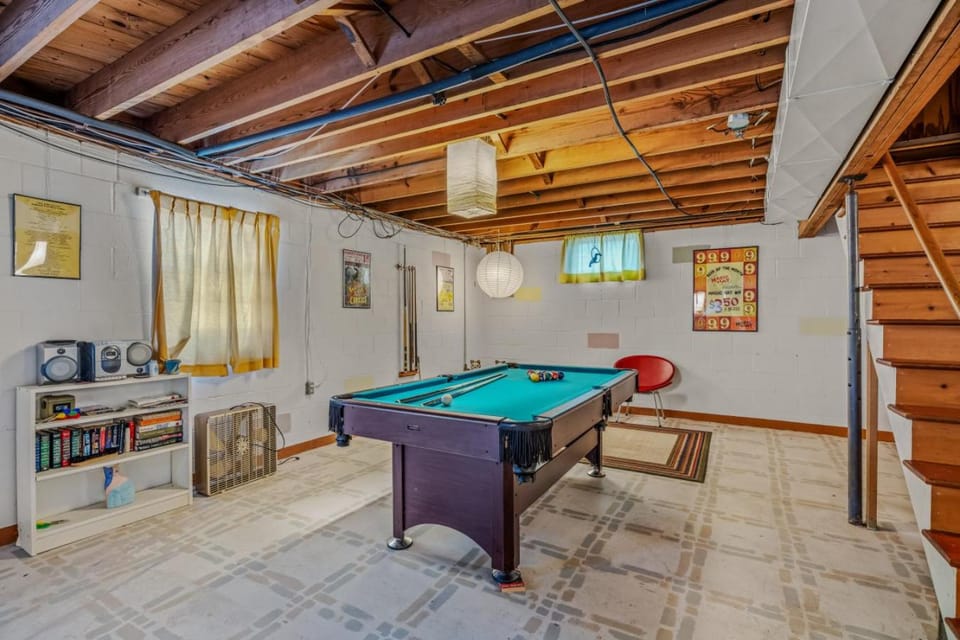 Castle View - Wifi, Pet Friendly, Screen Porch, Game Room, Grill, Family Friendly, Kid Friendly, Fireplace Chalet in Berkeley Springs