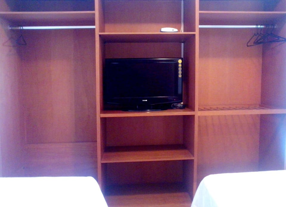 TV and multimedia, Other, Photo of the whole room, Bedroom, wardrobe